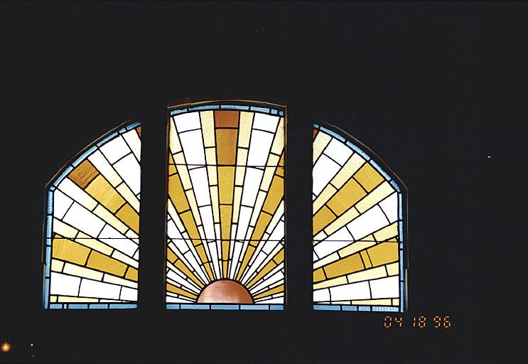Vue de la verrière en dessus-de-porte de l'entrée secondaire.