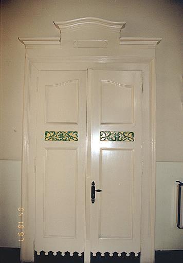 Vue de l'une des porte du hall d'entrée.