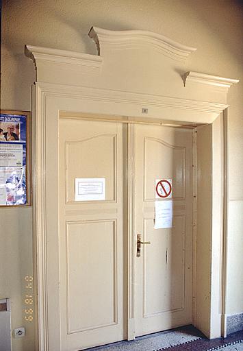 Vue de l'une des portes du hall d'entrée.