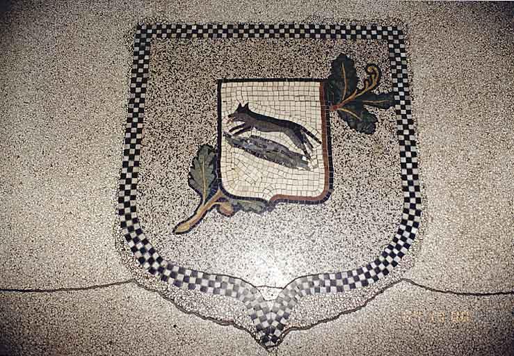 Vue de la mosaïque de sol du hall d'entrée, aux armes de la ville de Marckolsheim.