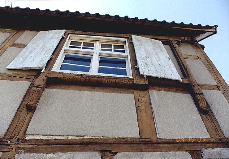 Vue de la fenêtre à chambranle saillant sculpté.