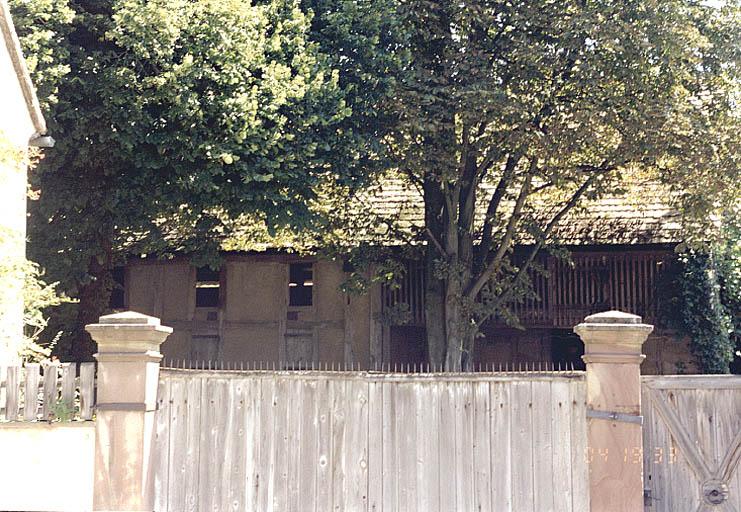 Vue de la grange avec étable et des piédroits du portail charretier, depuis l'ouest.