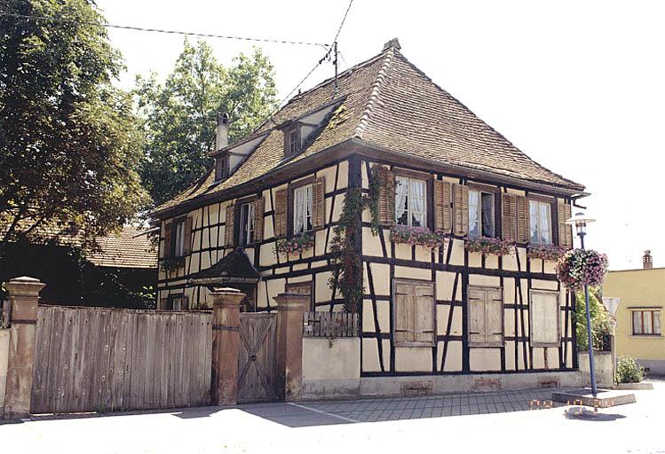 Vue du logis, du portail charretier et de la porte piétonne, depuis le nord-ouest.