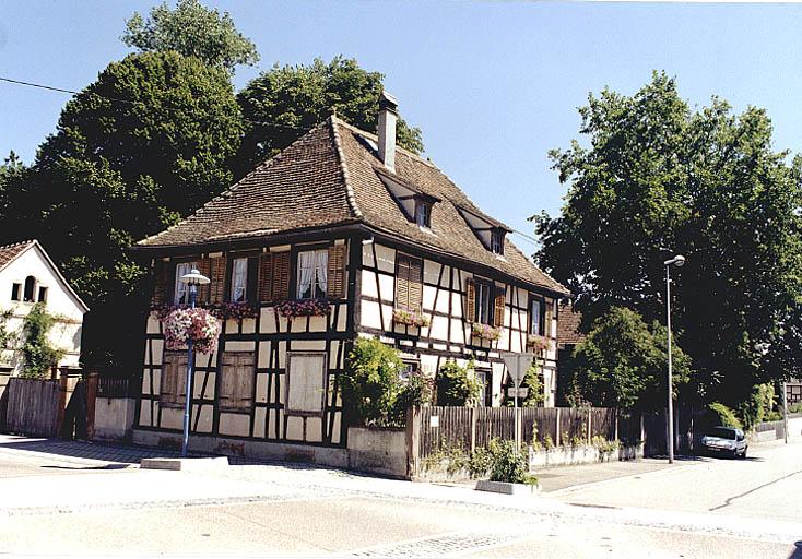 Vue de trois quarts du logis et de la clôture, depuis le sud-ouest.
