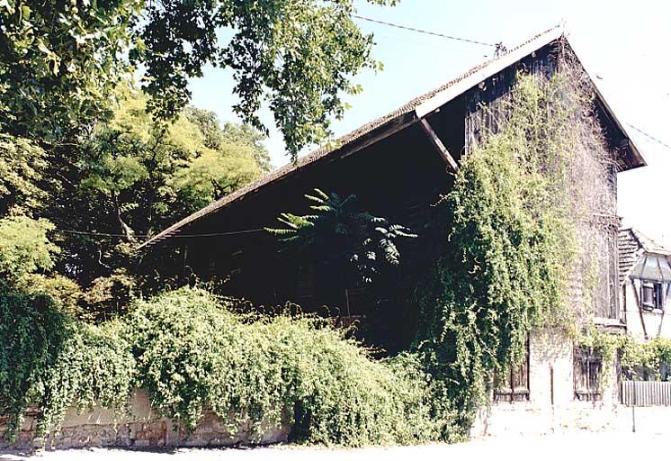 Vue de trois quarts du séchoir, depuis le sud-ouest.