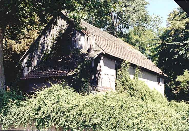 Vue de trois quarts de la grange et étable, depuis le sud-est.