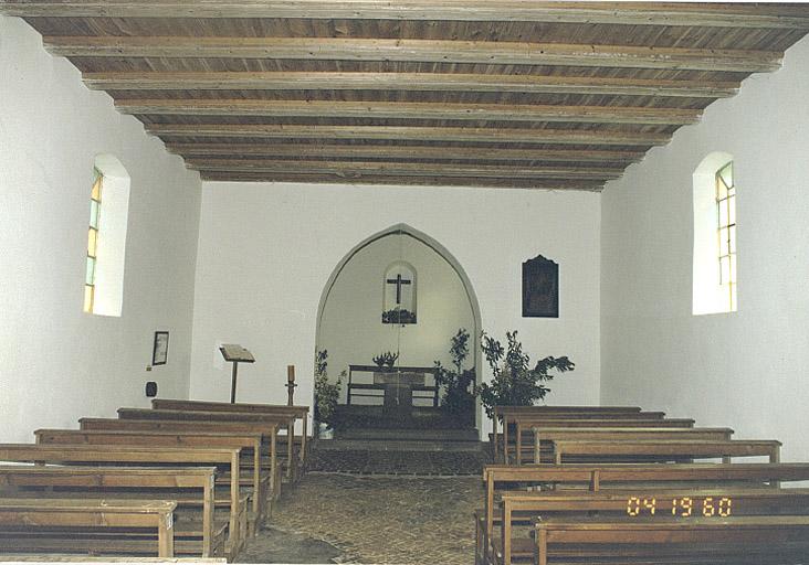 Vue de la nef et du choeur, depuis l'entrée.