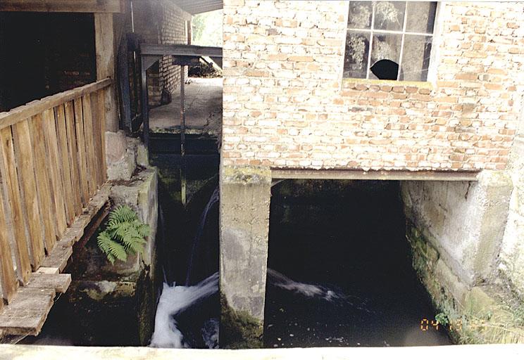 Vue du canal, du local à turbines et d'une vanne.