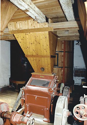 Vue de détail des appareils à écraser le grain et des mélangeuses.