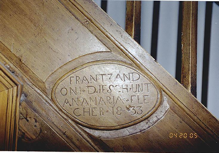 Vue de l'inscription figurant sur l'escalier du logis.