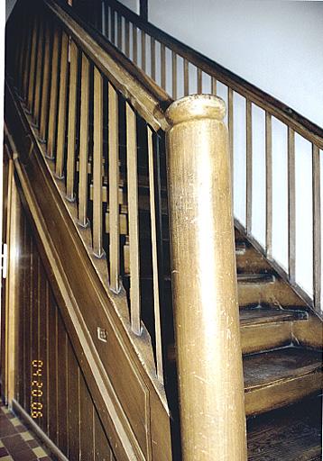 Vue du départ et de la rampe de l'escalier du logis.