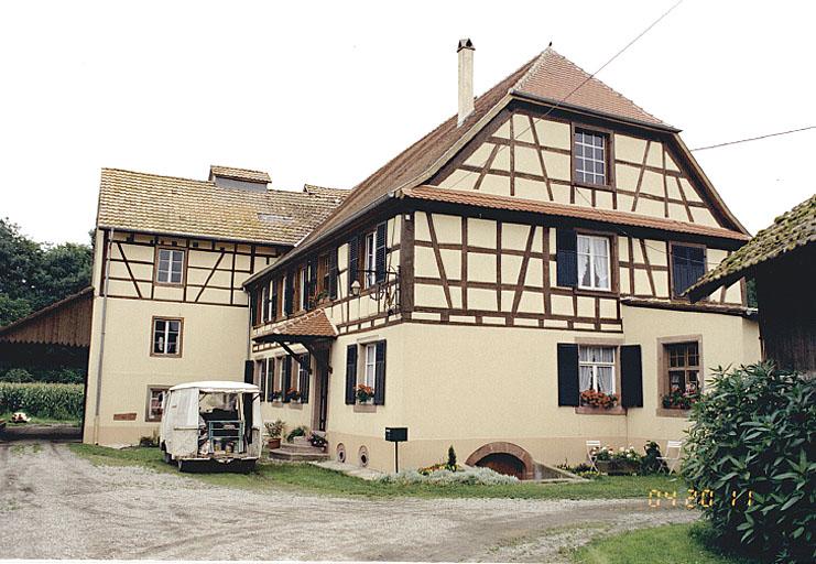 Vue de trois quarts du logis et du moulin, depuis le nord-ouest.