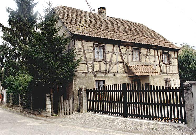 Vue de trois quarts de la façade côté cour.