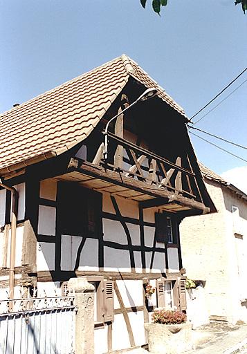 Vue du pignon sur rue et de la loggia, prise depuis le sud-est.