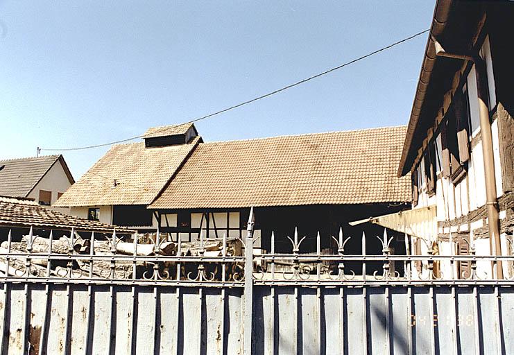Vue des dépendances agricoles, prise depuis l'est.