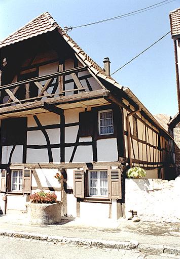 Vue du pignon, du gouttereau et du puits, prise depuis le nord-est.