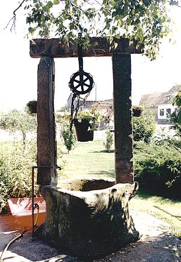 Vue de la margelle monolithe de puits.