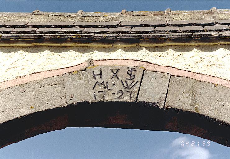 Vue de la clef de cintre de la porte charretière, prise depuis le sud.