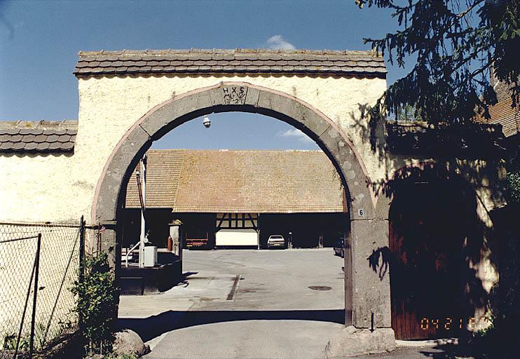 Vue de la porte charretière et piétonne, prise depuis le sud.