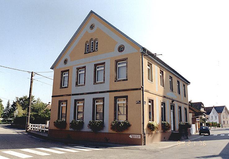 Vue en léger trois quarts des façades sur rue.