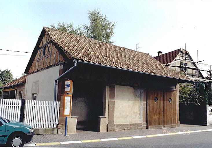 Vue en léger trois quarts du corps de garde et de la remise de matériel d'incendie.