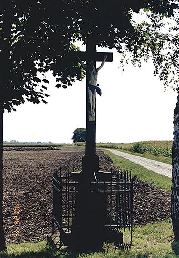 Vue d'ensemble de face de la croix de chemin G.