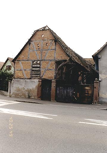Ferme : vue du hangar-fenil depuis le nord-ouest.