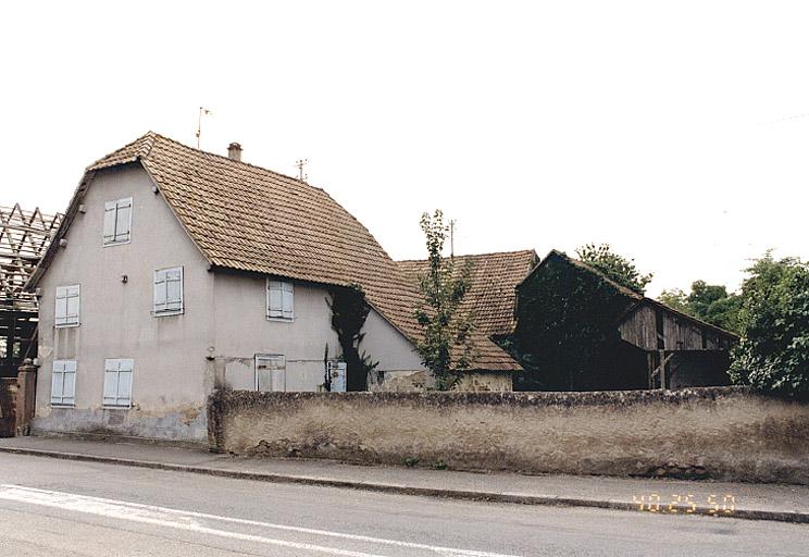 Ferme : vue du logis, des communs et du mur de clôture depuis le nord-ouest.