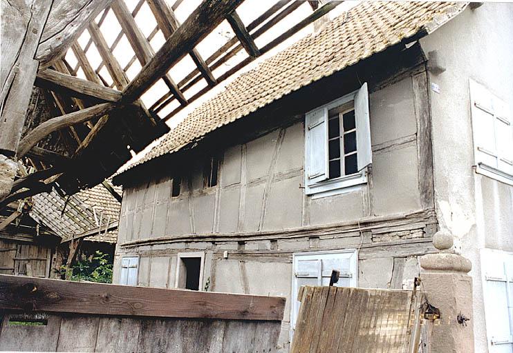 Ferme : vue du gouttereau sur cour du logis.