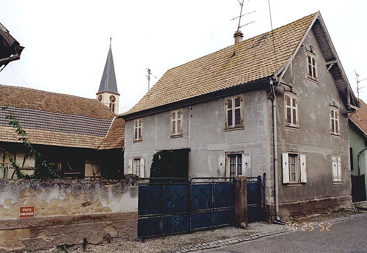 Ferme : vue de trois quarts du logis et de la grange depuis le sud-est.