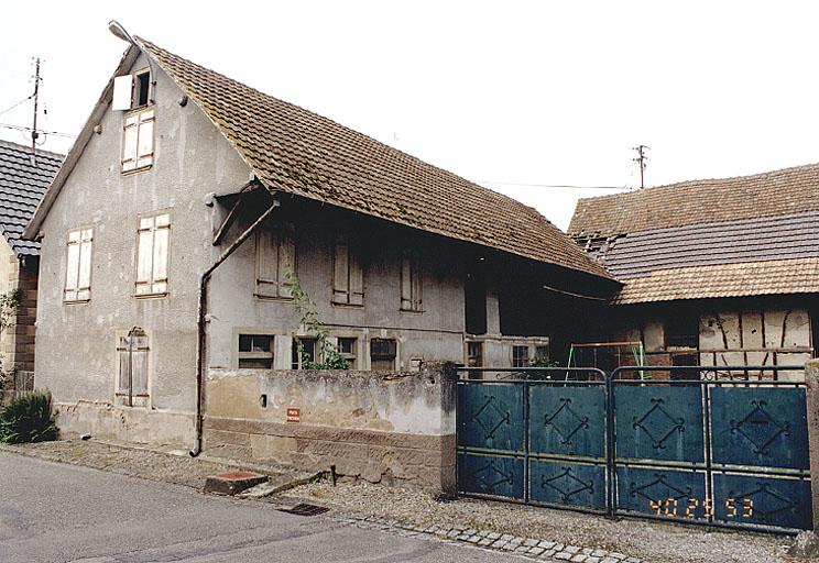 Ferme : vue de trois quarts du logis secondaire, buanderie, étable et hangar agricole.