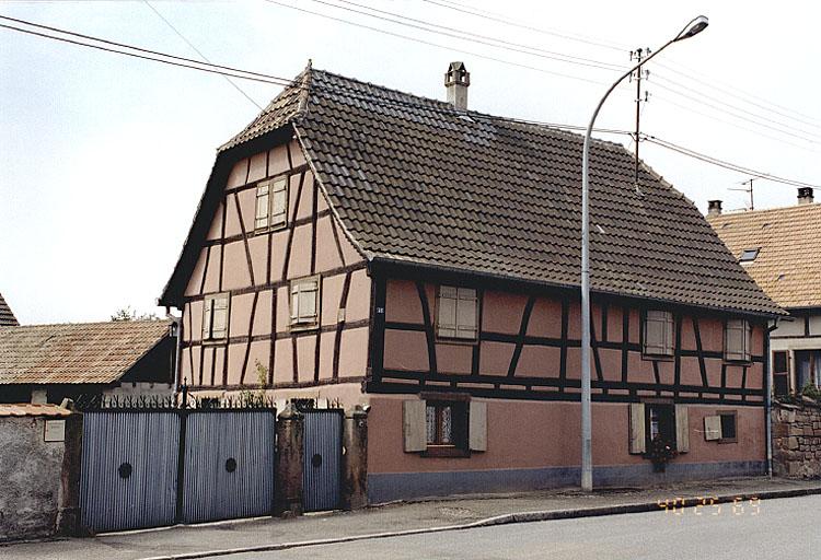 Ferme : vue de trois quarts du logis depuis le nord-est.