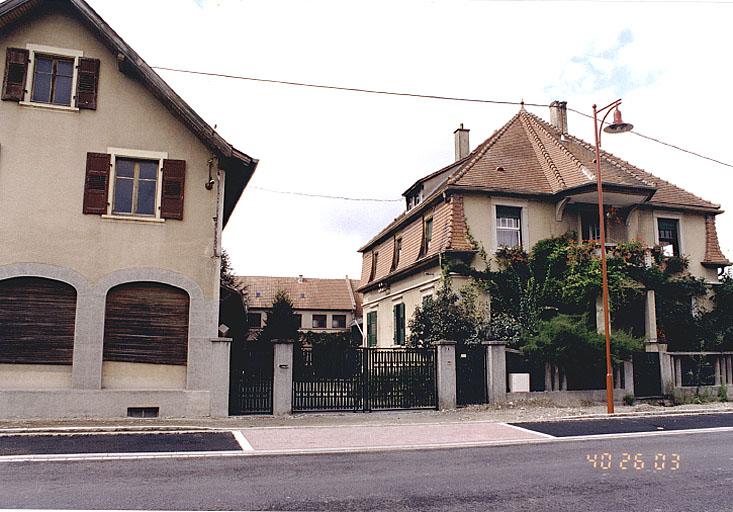 Vue de trois quarts de la maison d'artisan No 31, route de Strasbourg.
