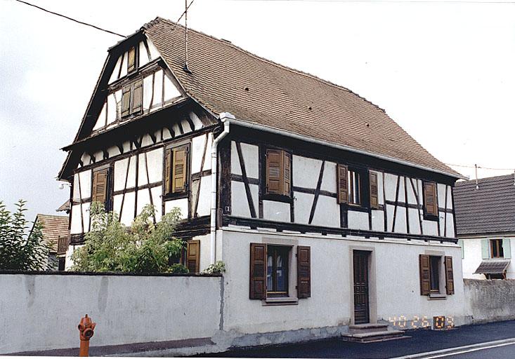 Vue de trois quarts de la ferme No 3, route de Strasbourg.