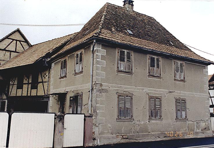 Vue de trois quarts de la ferme No 1, route de Strasbourg.