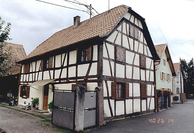 Vue de trois quarts de la ferme No 5, rue de la Police.