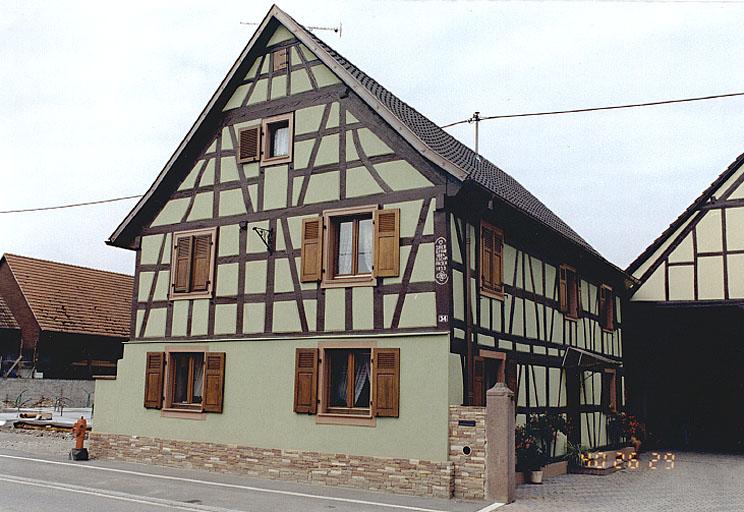 Vue de trois quarts de la ferme No 34, rue Principale.