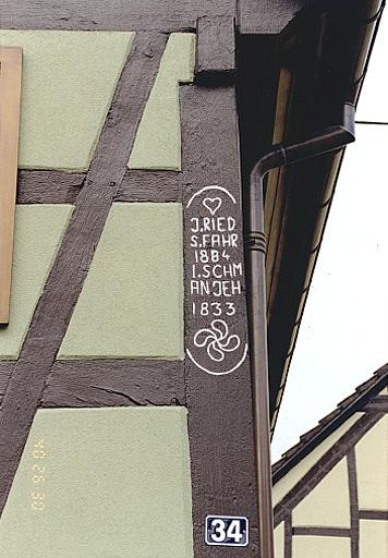 Vue du poteau cornier avec cartouche de la ferme No 34, rue Principale.