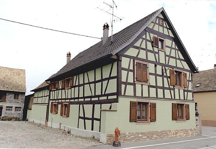 Vue de trois quarts de la ferme No 34, rue Principale.