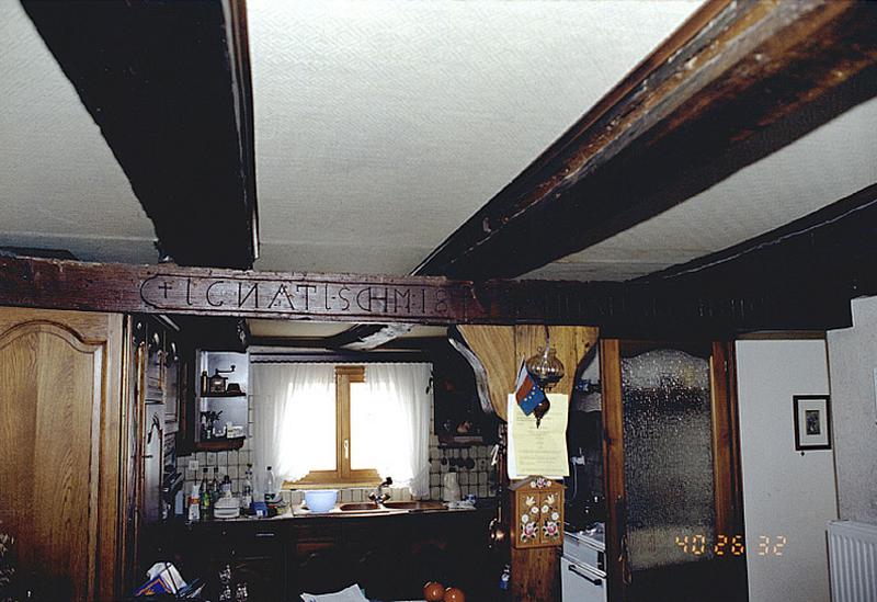 Vue de la sous-poutre avec cartouche de la ferme No 34, rue Principale.