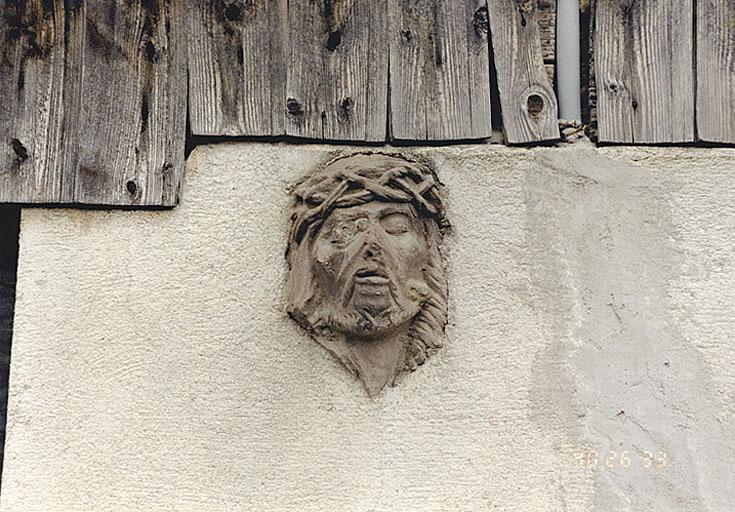 Vue d'ensemble de face du relief G.