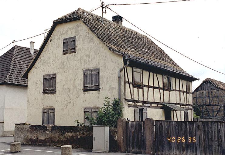 Vue de trois quarts de la ferme No 15, rue Principale.