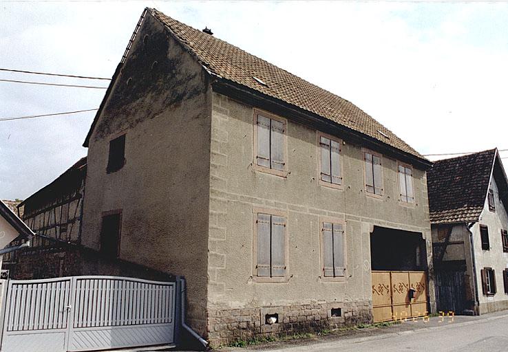 Vue de trois quarts de la ferme No 14, rue du Verger.