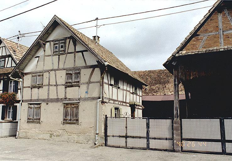 Vue de trois quarts de la ferme No 19, rue du Moulin.