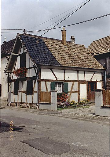 Vue de trois quarts de la maison No 15, rue du Moulin.