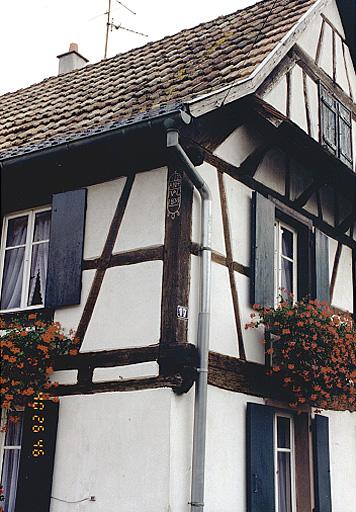 Vue du poteau cornier avec cartouche de la ferme No 17, rue du Moulin.
