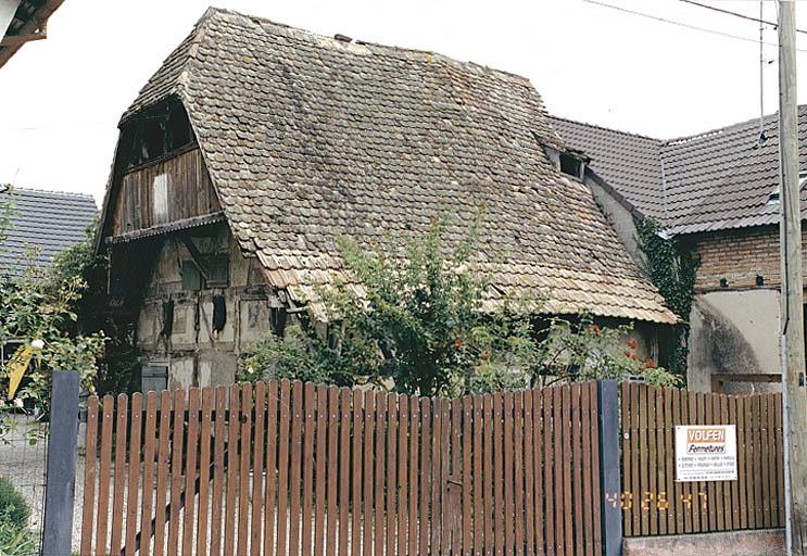 Vue de trois quarts de la maison No 7, rue du Moulin.