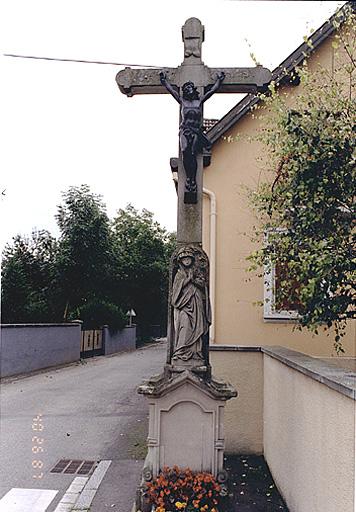 Vue d'ensemble de face de la croix de chemin C.