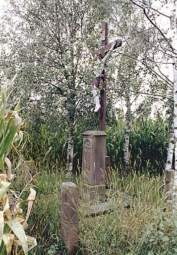 Vue d'ensemble de trois quarts de la croix de chemin E.