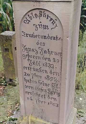 Détail de l'inscription de la croix de chemin E.